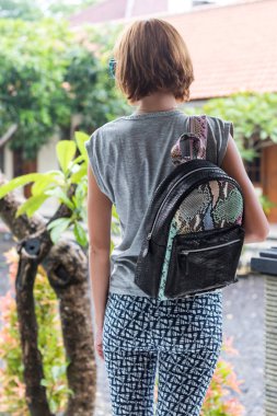 Zarif kıyafeti. Şık lüks yılan derisi python sırt çantasında kadın el ile kapatın. Modeli holding çanta. Kadın moda kavramı.