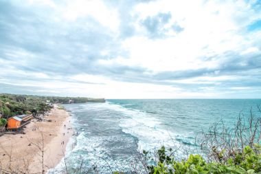 Günbatımı okyanus uçurumun üzerinden. Tropik ada Bali, Endonezya.