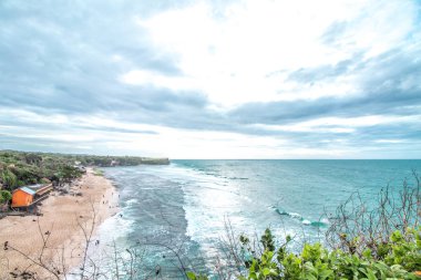 Günbatımı okyanus uçurumun üzerinden. Tropik ada Bali, Endonezya.