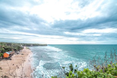 Günbatımı okyanus uçurumun üzerinden. Tropik ada Bali, Endonezya.