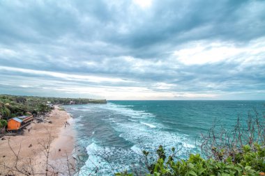 Günbatımı okyanus uçurumun üzerinden. Tropik ada Bali, Endonezya.