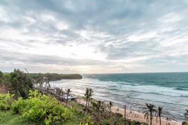 Günbatımı okyanus uçurumun üzerinden. Tropik ada Bali, Endonezya.