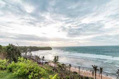 Günbatımı okyanus uçurumun üzerinden. Tropik ada Bali, Endonezya.