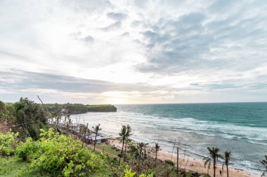 Günbatımı okyanus uçurumun üzerinden. Tropik ada Bali, Endonezya.