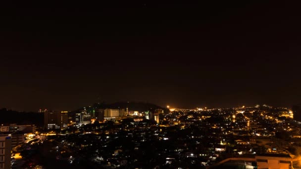 4 k široké čočky panoráma časová prodleva. Timelapse z Kota Kinabalu, Malajsie v noci. — Stock video