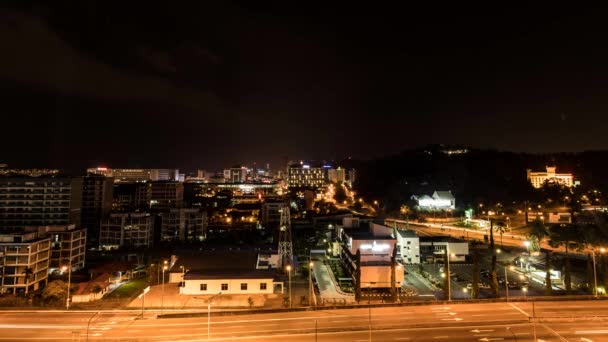 4K Large lentilles paysage urbain laps de temps. Timelapse de Kota Kinabalu, Malaisie la nuit . — Video