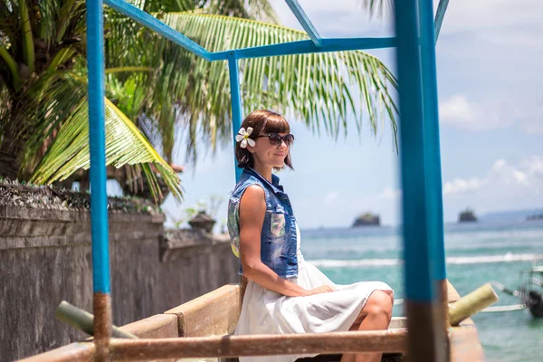 Portrét mladé krásné tropické žena na letní dovolenou v Asii, Bali. Relaxační na tropické pláži, moře krajiny a gree tropické zázemí, štíhlé opálené tělo, cestování sami, krátké vlasy. — Stock fotografie