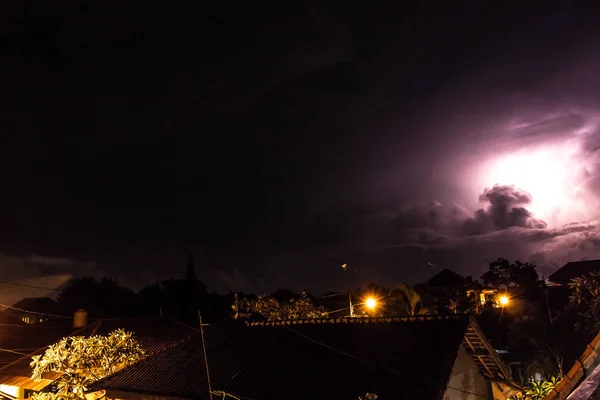 Nubes de tormenta tropical y relámpagos por la noche en la isla de Bali, Indonesia . — Foto de Stock