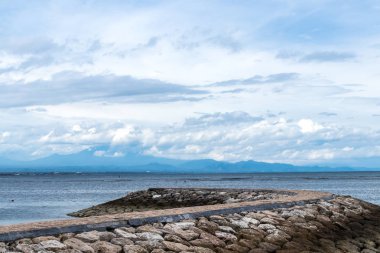 Güzel bulutlar, Bali, Endonezya ile renkli egzotik tropik deniz manzarası.