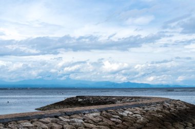 Güzel bulutlar, Bali, Endonezya ile renkli egzotik tropik deniz manzarası.