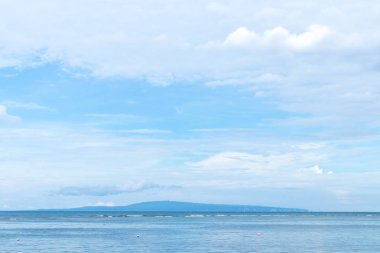 Güzel bulutlar, Bali, Endonezya ile renkli egzotik tropik deniz manzarası.