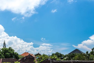 Bulutlar, Balili peyzaj, tropikal Bali Adası, Endonezya ile mavi gökyüzü. Bali dili evleri.