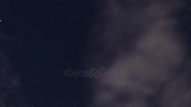 4 k zaman atlamalı yıldız gökyüzünde. Pırıltı fişekleri ile güzel bir gece. Bali.