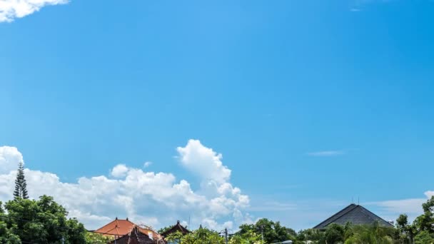 Exotische 4k Zeitraffer, tropische Landschaft und bewölkter Himmel, Palmen und Bäume. bali island, indonesien. — Stockvideo