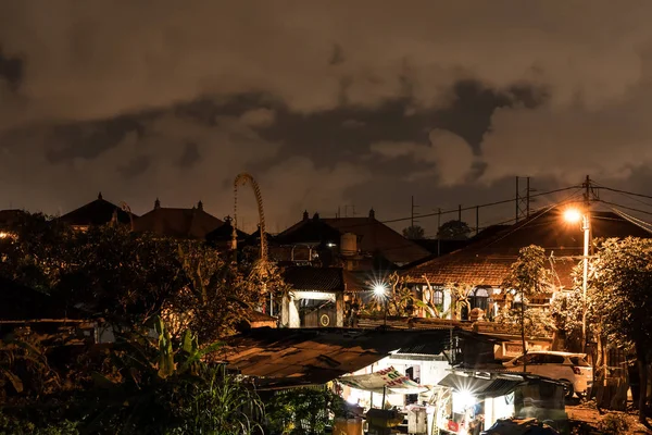Dramatische scène van Balinees dorp bij nacht. Huizen, tropische eiland Bali, Indonesië. — Stockfoto
