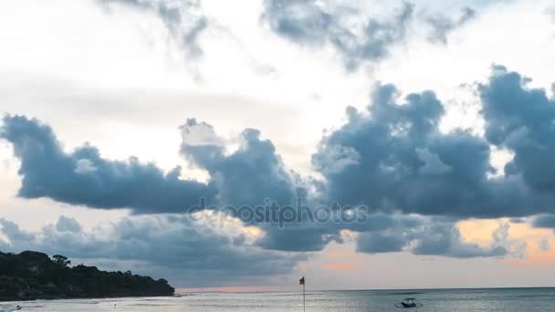 Дивовижний захід сонця над тропічний пляж Jimbaran, острів Балі, Індонезія. 4 к timelapse морський пейзаж. — стокове відео