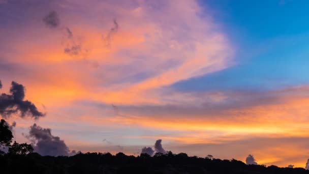 Csodálatos naplemente alatt a trópusi tengerparton Jimbaran, Bali szigetén, Indonézia. 4 k timelapse a tengeri tájkép. — Stock videók