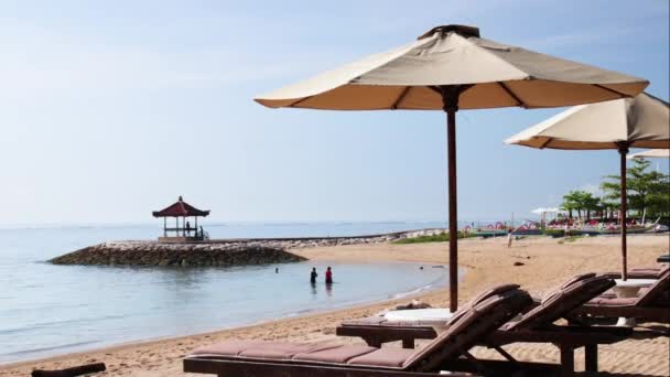 在阳光明媚的早晨的一天在印度尼西亚巴厘岛的热带海滩。1080 体育天堂岛. — 图库视频影像