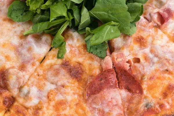 Primer plano de la pizza de salami con ruccola, detallado . —  Fotos de Stock