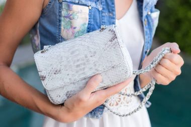 Yılan derisi python lüks çanta ile kadın el Yüzme Havuzu yakınındaki.