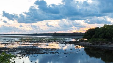 Tropikal günbatımı Bali Adası, Endonezya göl kenarında.