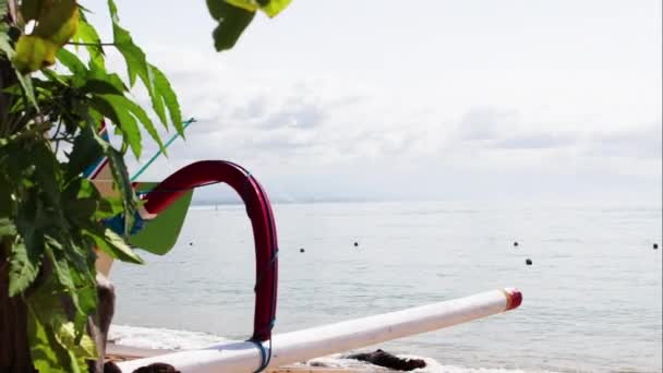 Tropikal plaj güneşli gün. Sabah, Bali Adası, Endonezya kumsalda Sanur. — Stok video