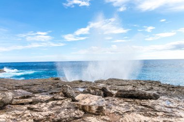 Güçlü dalgalar dalgaları sıçramalarına kayalık bir plajda. Nusa Lembongan, Bali, Endonezya.