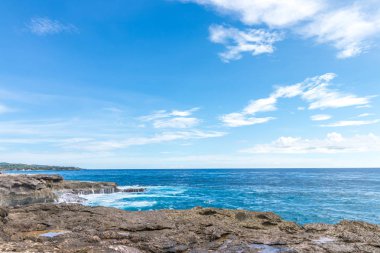 Güçlü dalgalar dalgaları sıçramalarına kayalık bir plajda. Nusa Lembongan, Bali, Endonezya.