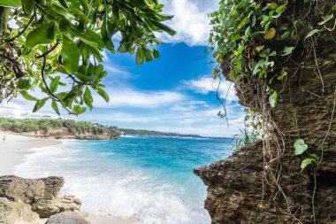 Bulutlar, mavi gökyüzü ve palmiye ağacı ile plaj yaz. Tatil için güzel tropik cenneti ve relax alan arka plan kopya. Bali, Endonezya.