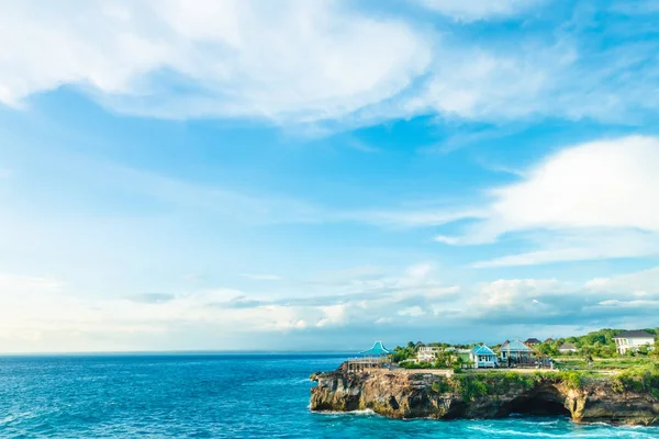 Пляжное лето с облаками, голубым небом и пальмой. Для отдыха и релаксации скопируйте космический фон. Бали, Индонезия . — стоковое фото
