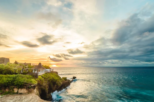 Harika tropik günbatımı Panoraması Nusa Lembongan Island, Bali, Endonezya.