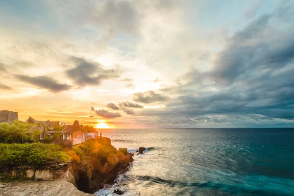 Panorama de la impresionante puesta de sol tropical en la isla de Nusa Lembongan, Bali, Indonesia . — Foto de Stock