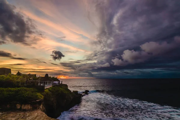 Panorama z niesamowite Tropikalne Zachód słońca na wyspie Nusa Lembongan, Bali, Indonezja. — Darmowe zdjęcie stockowe