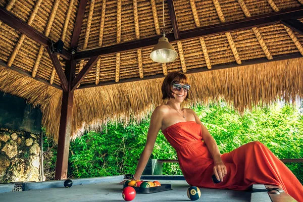 Hete sexy jonge vrouw op biljart club buiten de tropen. Tropische biljarttafel op Nusa Lembongan, Bali eiland, Indonesië. — Stockfoto