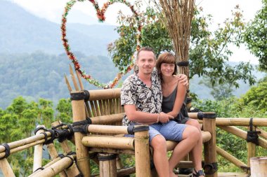 Romantik Balayı birkaç tropik Bali Adası, Endonezya'nın dağlarında ahşap sandalye.