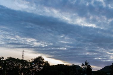 Güzel tropikal günbatımı Bali Adası, Endonezya.