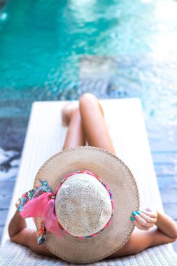 Muhteşem resort, lüks villa, tropikal Bali Adası, Endonezya yüzme havuzunda mayo genç kadın.