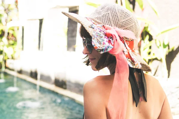 Giovane donna in costume da bagno in piscina nella splendida località, villa di lusso, isola tropicale di Bali, Indonesia . — Foto Stock