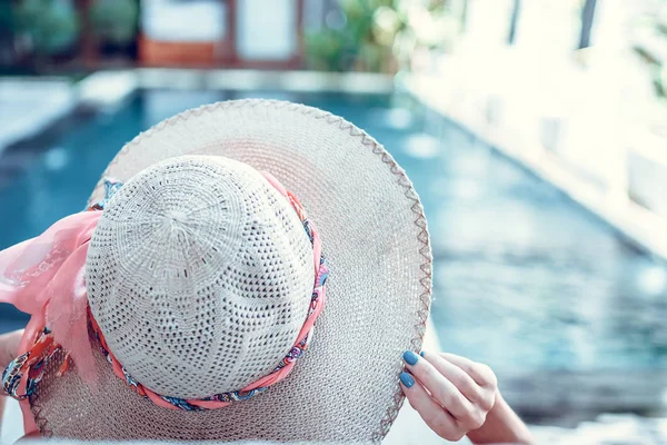 Jonge vrouw in zwembroek in zwembad in prachtige resort, luxevilla, tropische eiland Bali, Indonesië. — Stockfoto