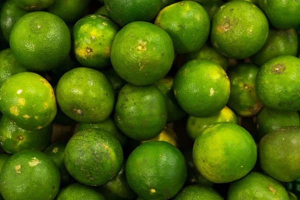 Кучка свежего зеленого мандарина на рынке органических продуктов питания. Тропический остров Бали . — стоковое фото