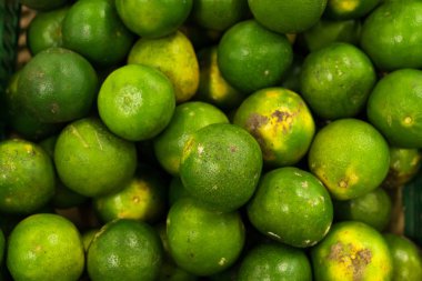 Organik gıda pazarında taze yeşil mandalina demet. Tropikal Bali Adası, Endonezya.