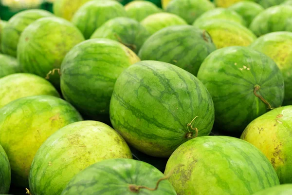 Viele große süße grüne Wassermelonen werden auf dem Markt verkauft. lokaler Biomarkt auf tropischem Bali, Indonesien. Wassermelone Hintergrund. — Stockfoto