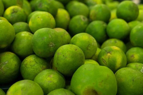 Grüne frische Mandarinen auf einem lokalen Bio-Bauernmarkt der tropischen Bali-Insel, Indonesien. Mandarin Hintergrund. — Stockfoto