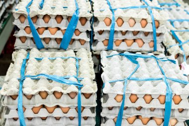 Bir sürü yumurta panelinde görüntülemek yerel taze gıda pazarında, tropikal Bali Adası, Endonezya Satılık.