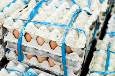 Bir sürü yumurta panelinde görüntülemek yerel taze gıda pazarında, tropikal Bali Adası, Endonezya Satılık.