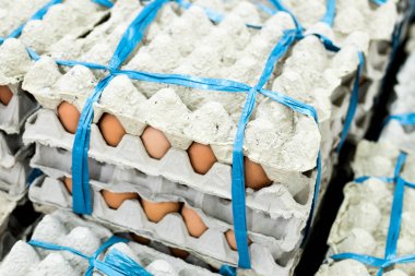 Bir sürü yumurta panelinde görüntülemek yerel taze gıda pazarında, tropikal Bali Adası, Endonezya Satılık.