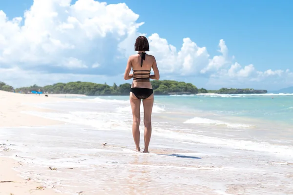 Concepto de libertad. Mujer de libertad y felicidad en la playa tropical de la isla de Bali, Indonesia. Ella está disfrutando de la naturaleza serena del océano durante las vacaciones de viaje al aire libre . — Foto de Stock