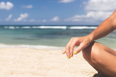 Genç sağlıklı çekici kadın pratik Yoga plajda Nusa Dua, tropikal Bali Adası, Endonezya.