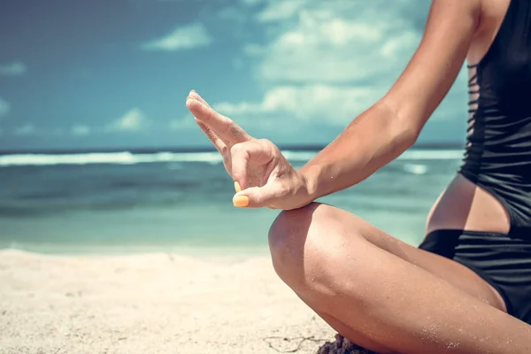 Pratik Yoga plajda Nusa Dua, tropikal Bali Adası, Endonezya genç sağlıklı çekici kadın. Gösteren sembol Tamam.