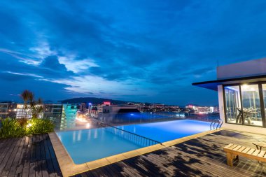 Resort Yüzme Havuzu gece çatıda. Kota Kinabalu şehir, Malezya.